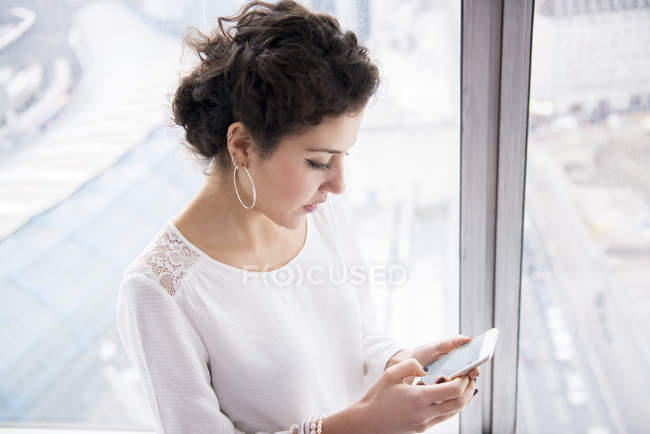 Mujer mirando el teléfono - foto de stock