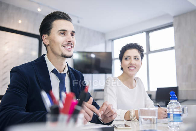 People sitting in office environment having discussion — Stock Photo