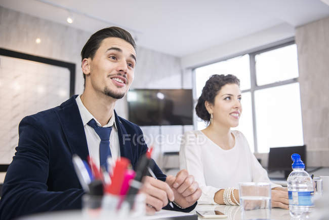Pessoas sentadas em ambiente de escritório tendo discussão — Fotografia de Stock