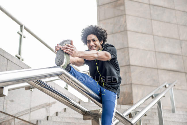 Mann steigt zum Joggen auf — Stockfoto