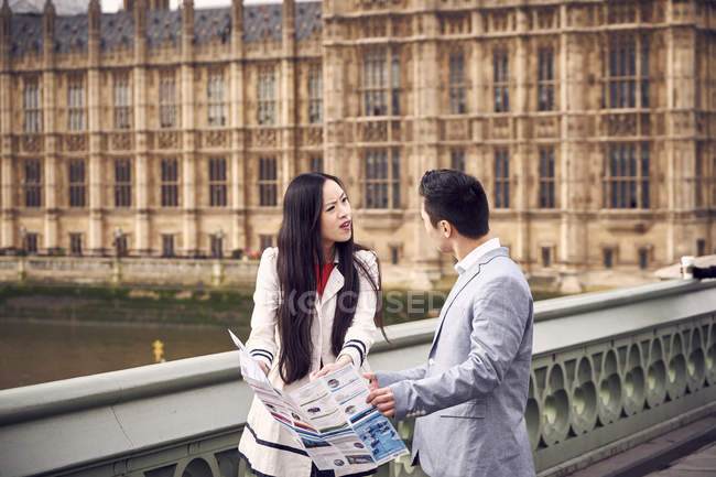 Casal discutindo sobre mapa na ponte do parlamento — Fotografia de Stock
