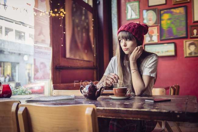 Frau sitzt am Tisch im Café — Stockfoto