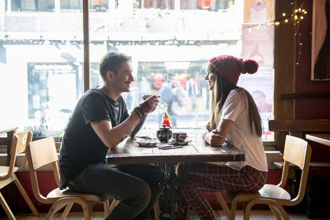 Couple boire du thé dans le café — Photo de stock
