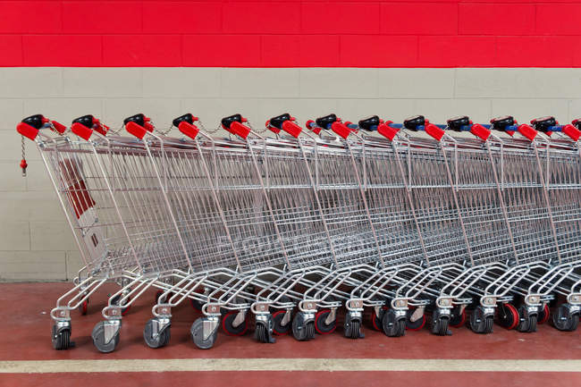 Row of empty shopping carts in supermarket — Stock Photo