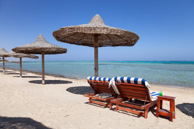 Spiaggia di Marsa Alam con i due lettini e ombrellone, Egitto — Foto stock