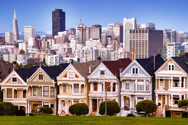 San Francisco skyline from Alamo Square — Stock Photo