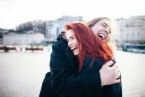 Молода пара щасливі — стокове фото