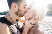Нежная пара целуется — стоковое фото