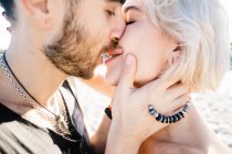 Тендерна пару цілуватися — стокове фото