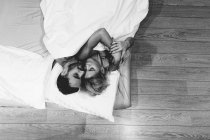 Zartes Paar umarmt sich im Bett — Stockfoto