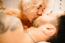 Coppia baci a letto — Foto stock