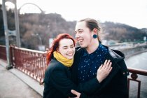 Щаслива пара на мосту — стокове фото
