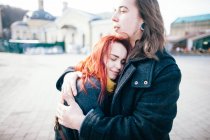 Tierna pareja abrazando - foto de stock