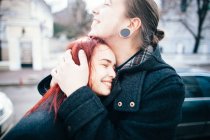 Tenera coppia che abbraccia — Foto stock