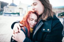 Zartes Paar umarmt sich — Stockfoto