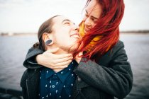 Felice coppia abbracci — Foto stock