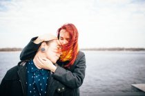 Счастливая пара обнимается — стоковое фото