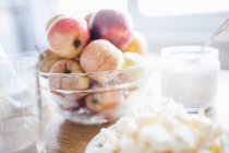 Яблоки с сыром и сахаром — стоковое фото