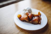 Gâteau aux fruits avec crème sur assiette blanche — Photo de stock