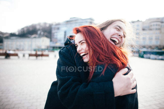 Jeune couple heureux — Photo de stock