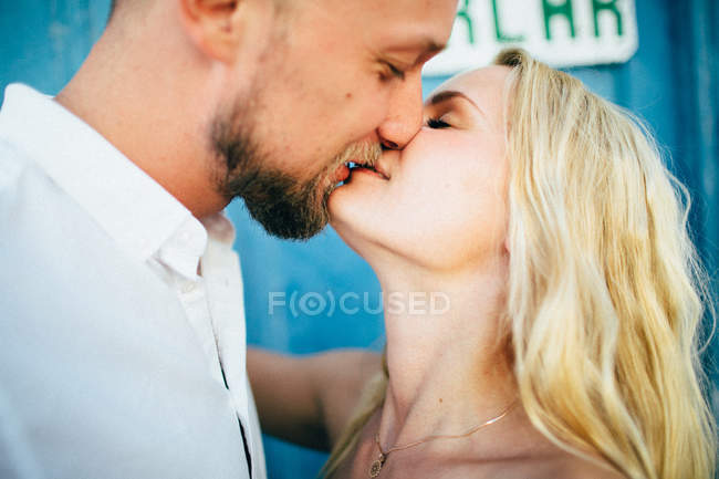 Couple kissing each other — Stock Photo