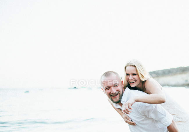 Heureux jeune couple — Photo de stock