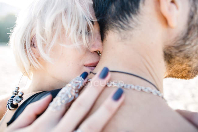 Couple tendre embrassant — Photo de stock
