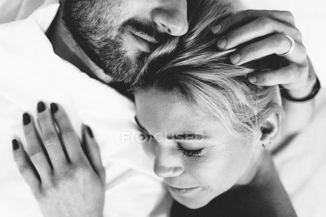 Tenera coppia che abbraccia a letto — Foto stock