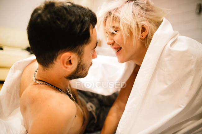 Casal se divertindo na cama — Fotografia de Stock