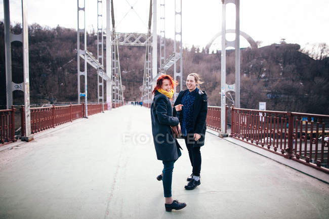 Coppia a piedi sul ponte — Foto stock