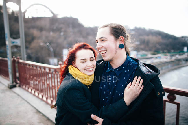 Счастливая пара на мосту — стоковое фото
