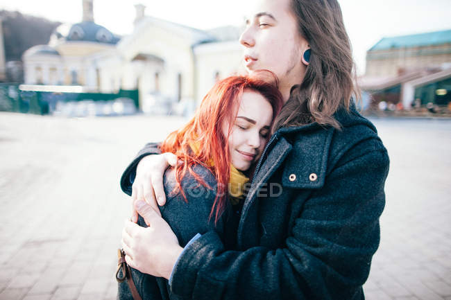 Zartes Paar umarmt sich — Stockfoto