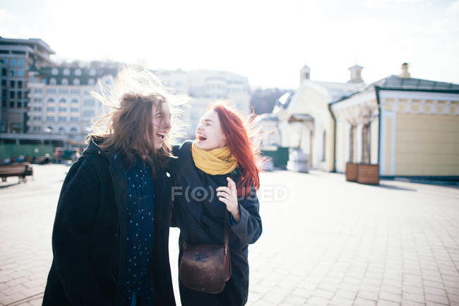 Couple heureux en ville — Photo de stock