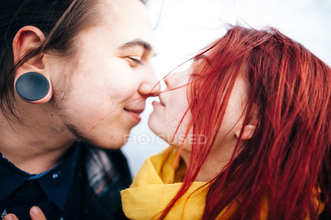 Couple tendre avec les yeux fermés — Photo de stock