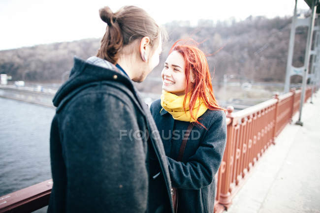 Couple se regardant — Photo de stock