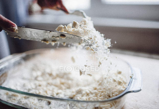 Mains mélangeant farine et beurre — Photo de stock