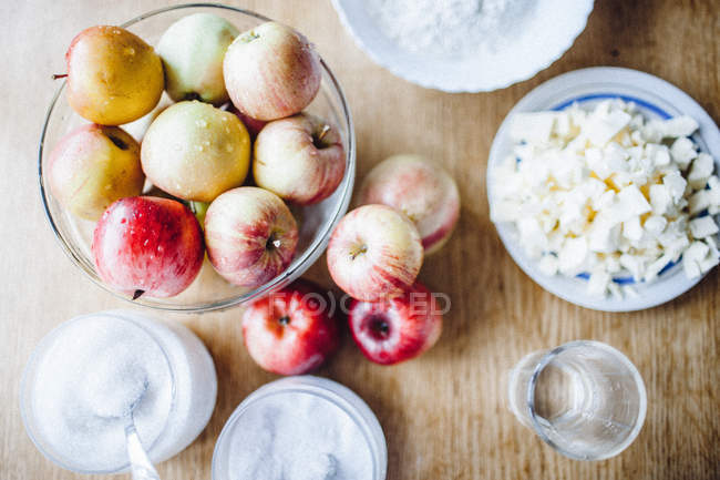 Яблука з сиром і цукром — стокове фото