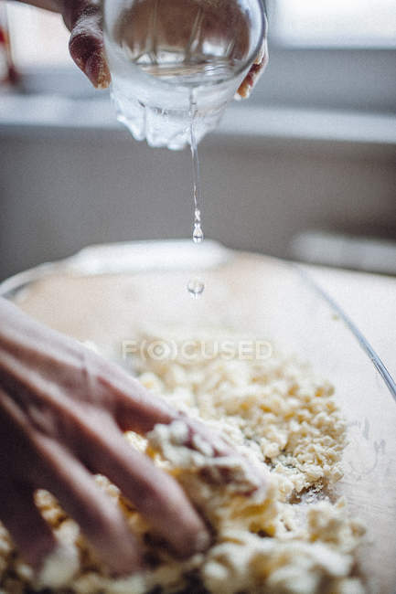 Mãos massa de farinha de cozinha em assadeira — Fotografia de Stock
