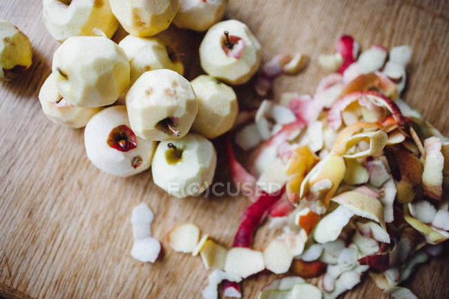 Skinned apples stack and rind — Stock Photo