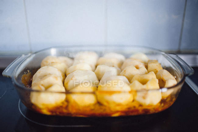 Apples with sauce in baking tray — Stock Photo
