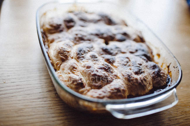Пирог с вареньем в лотке для выпечки — стоковое фото