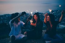 Amigos comemorando com sparklers — Fotografia de Stock