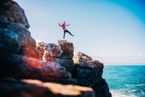 Man balancing on cliff — Stock Photo