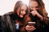 Девушки с помощью смартфона — стоковое фото
