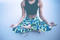 Женщина делает медитацию — стоковое фото