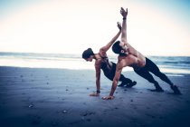 Paar macht Fitnessübungen — Stockfoto