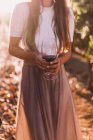 Mulher de pé e segurando copo de vinho — Fotografia de Stock