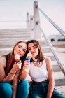 Amici mangiare gelati — Foto stock
