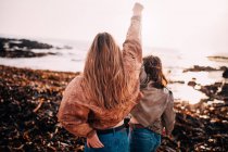 Freunde gehen mit erhobenen Händen — Stockfoto