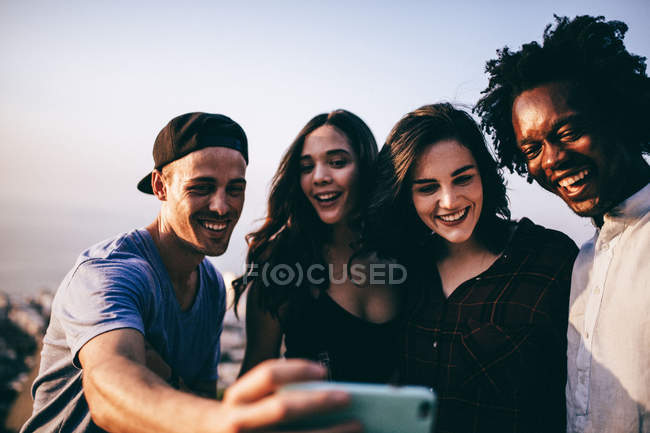 Freunde machen Selfie — Stockfoto